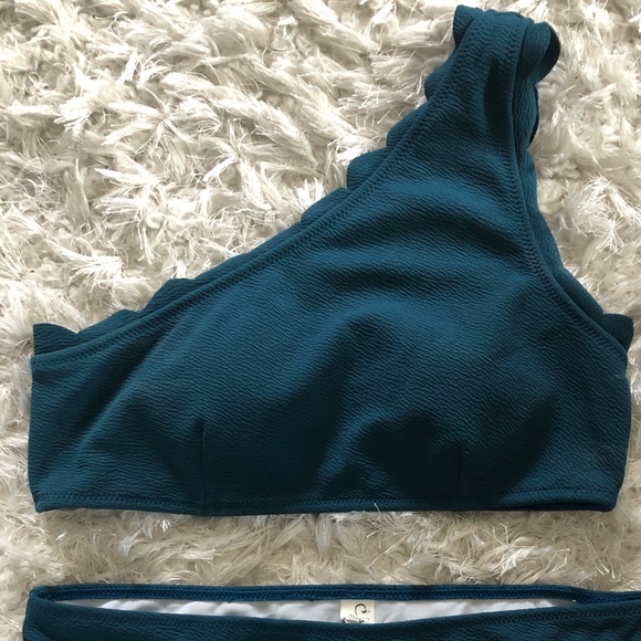 Bikini - Picture 2 of 3